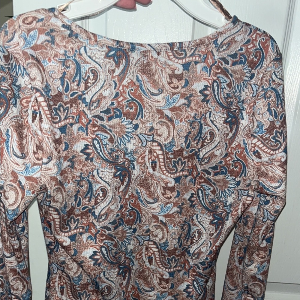 Cute cropped light long sleeve ! Never been worn, bought from a local boutique.
